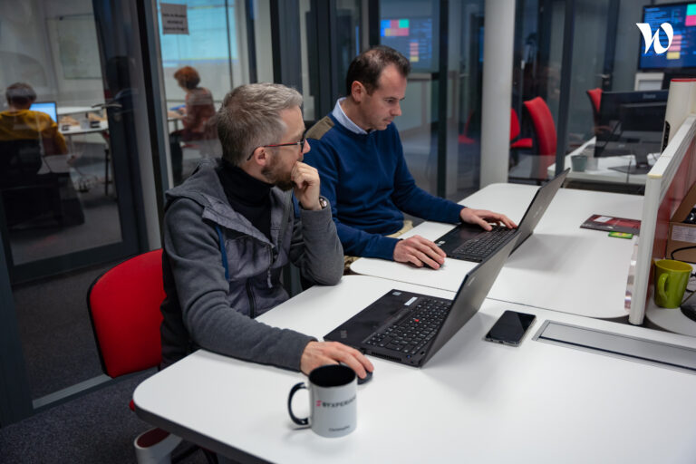 Réunion dans les bureaux de SYXPERIANE Lille